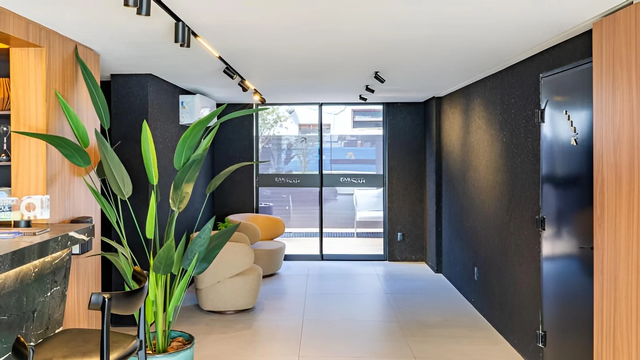 Emunah Suites — Arredores