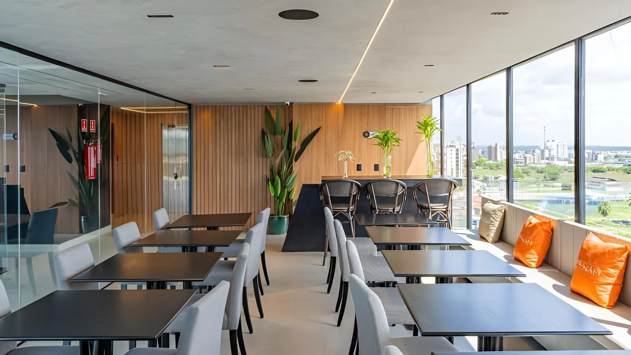 Emunah Suites — Arredores