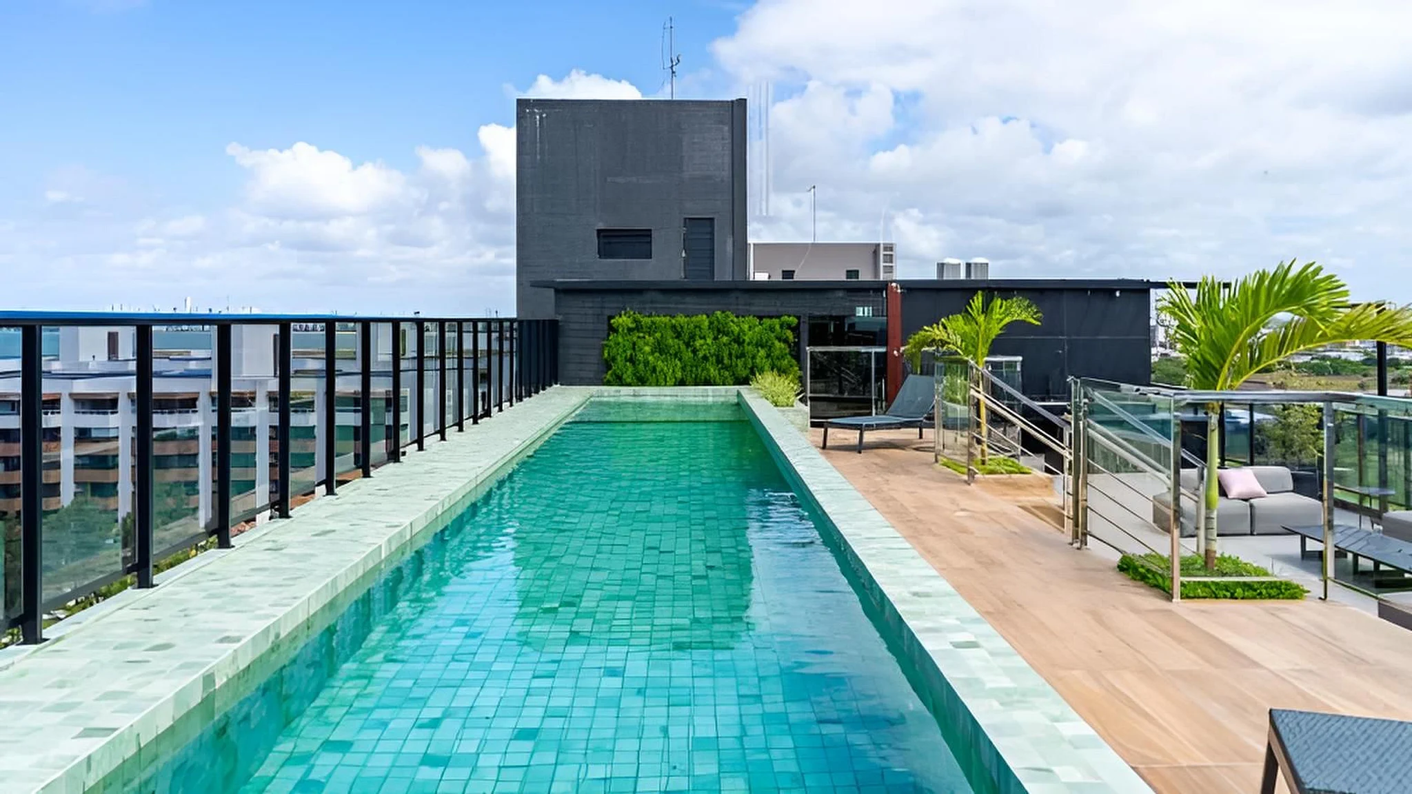 Emunah Suites — Arredores